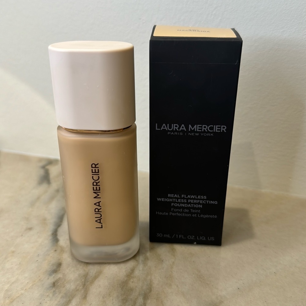 Laura Mercier Real Flawless Weightless Perfecting Foundation 2W1 Macadamia